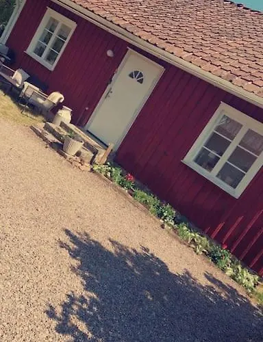 Fin Torparstuga Strax Utanfoer Falkoeping.
