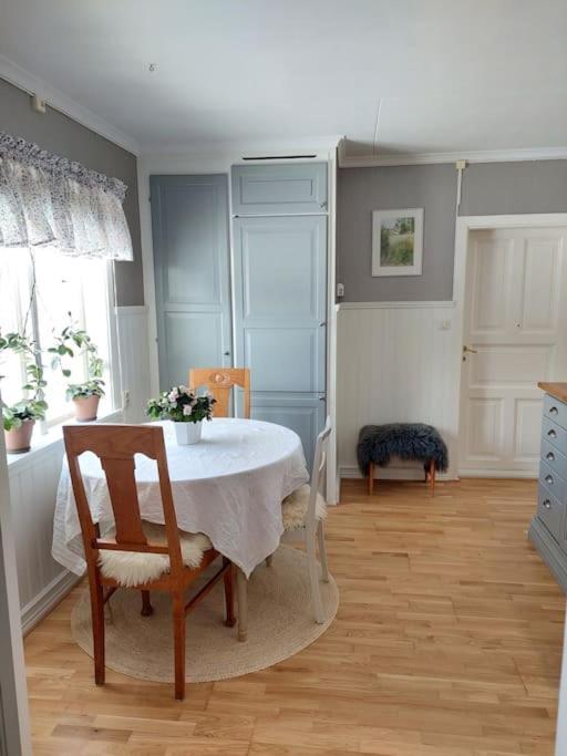 Fin Torparstuga Strax Utanfoer Falkoeping. Holiday home Falkoping
